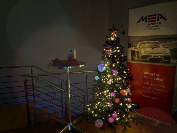 Weihnachtsbaum im neuen MSA SAP Consulting Büro. Daneben steht ein MSA Rollup Banner