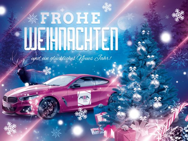 Frohe Weihnachten und ein glückliches Neues Jahr! - Die MSA Weihnachtskarte mit einem MSA Sportcar, Weihnachtsbaum und einem Hirsch hinter dem Auto. Winterliche Stimmung mit einem Tannenwald im Hintergrund