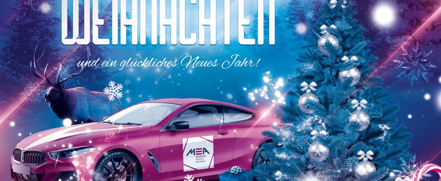 Frohe Weihnachten und ein glückliches Neues Jahr! - Die MSA Weihnachtskarte mit einem MSA Sportcar, Weihnachtsbaum und einem Hirsch hinter dem Auto. Winterliche Stimmung mit einem Tannenwald im Hintergrund