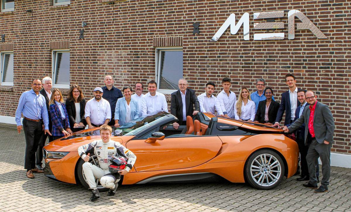 Das MSA SAP Consulting Team beim MSA Sommerfest hinter dem BMW i8. Benjamin Mazatis im Vordergrund.
