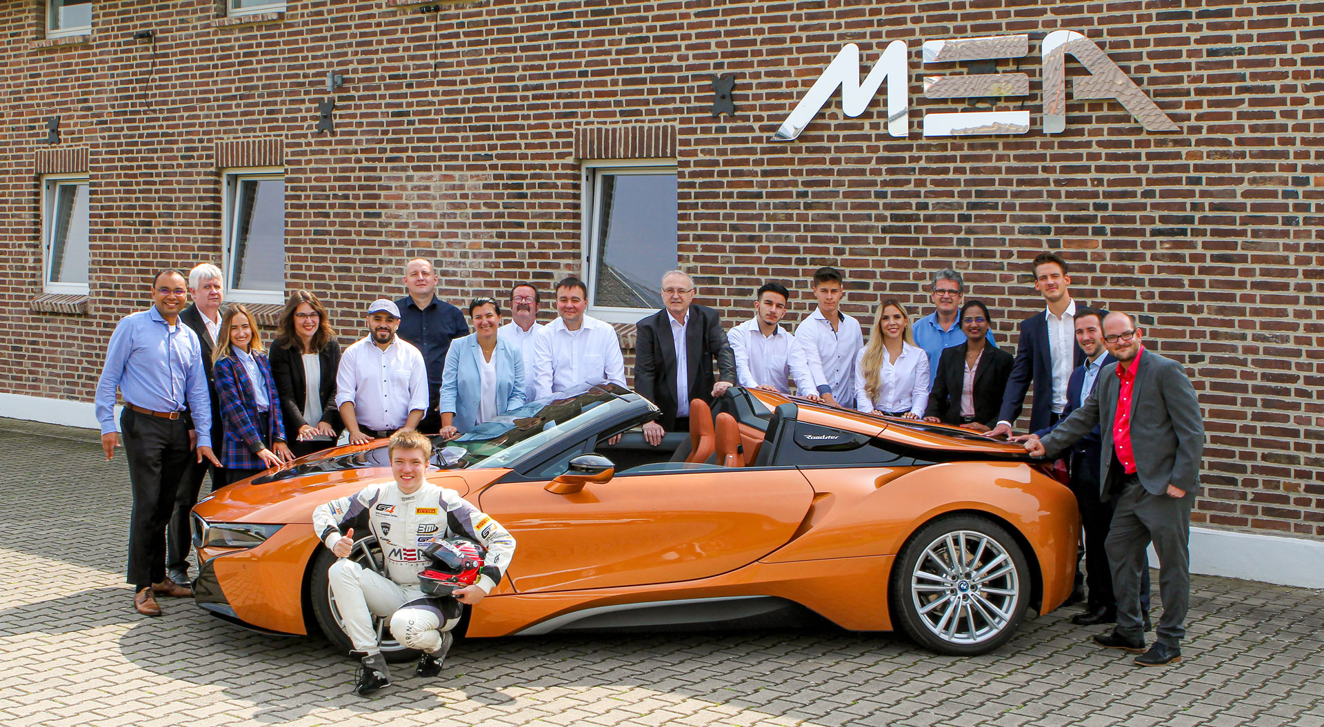 Das MSA SAP Consulting Team beim MSA Sommerfest hinter dem BMW i8. Benjamin Mazatis im Vordergrund.